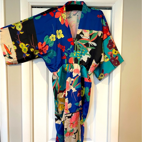 Dresses & Skirts - Gorgeous kimono style midi dress!!!